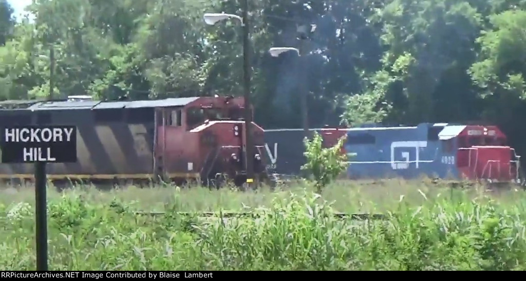 CN yard job passes CN Dash 8 